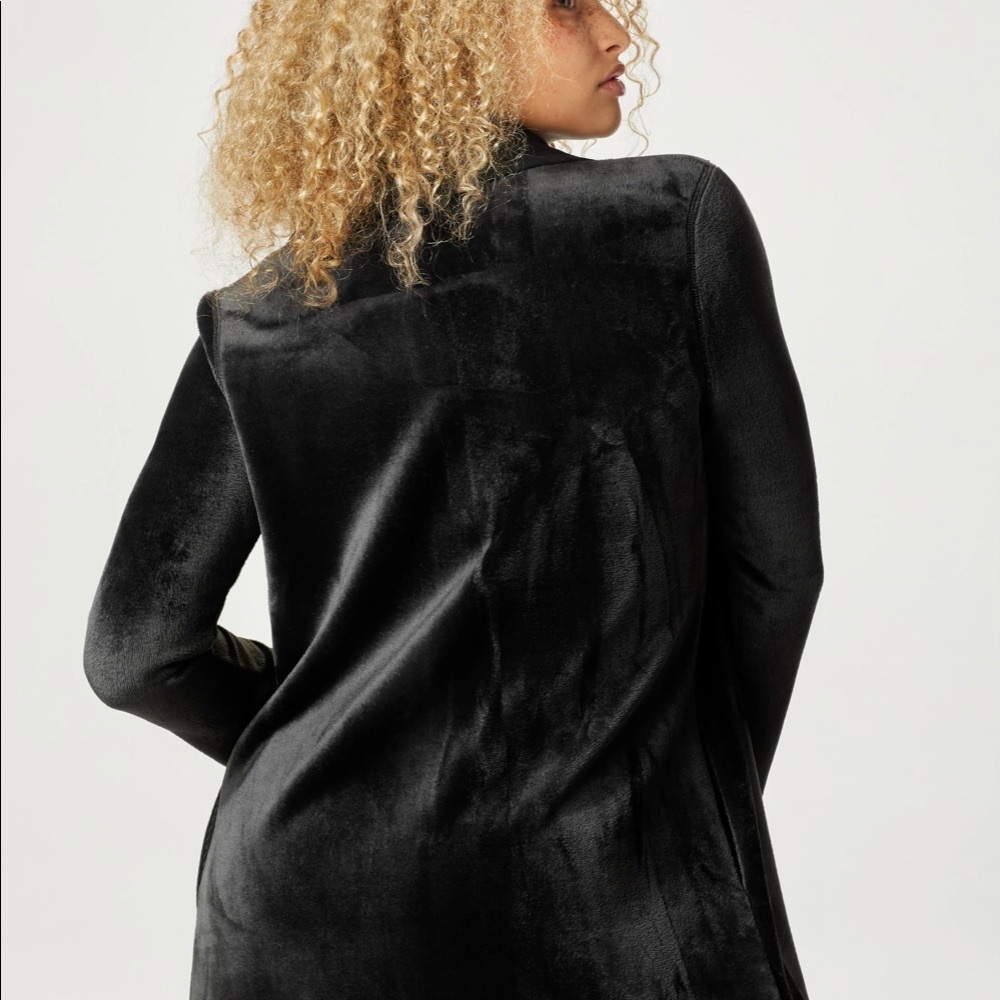 Foxy jacket made out of luxe fur fleece with a draped collar and side pockets. - Picture 4 of 4